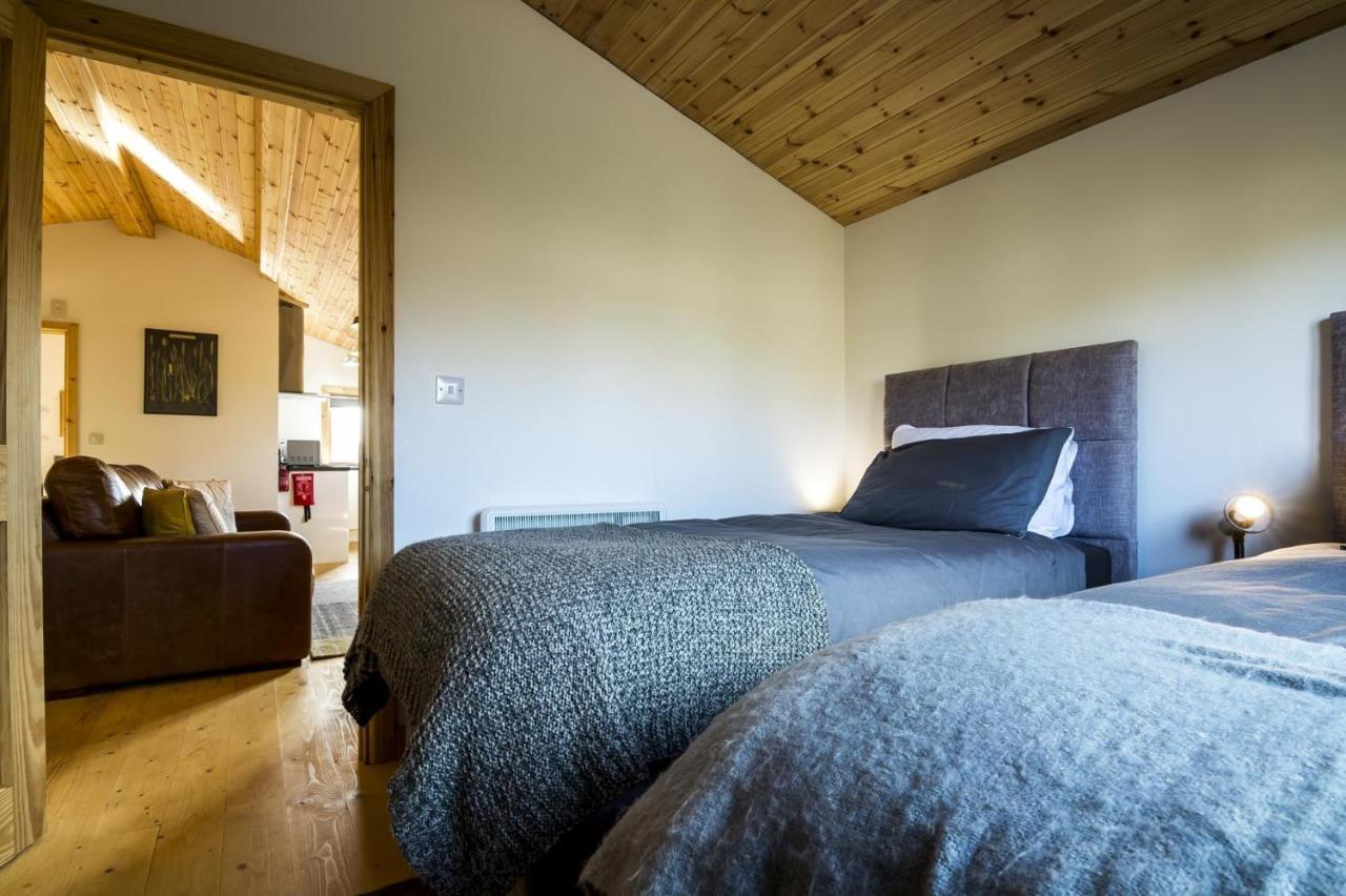 Fern Lodge - 2 Bedroom Log Cabin - Saint Florence - Tenby 외부 사진