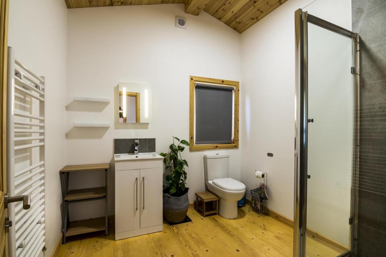 Fern Lodge - 2 Bedroom Log Cabin - Saint Florence - Tenby 외부 사진
