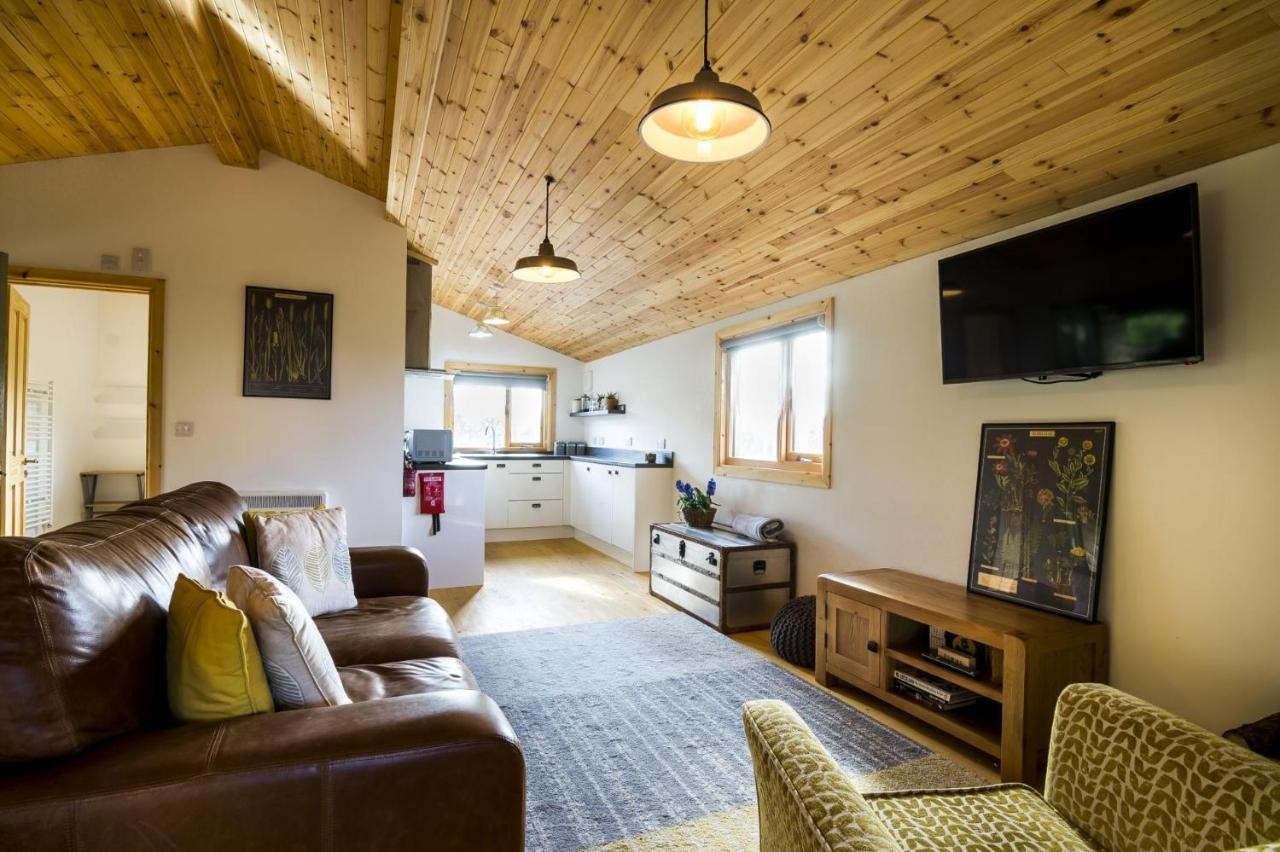 Fern Lodge - 2 Bedroom Log Cabin - Saint Florence - Tenby 외부 사진