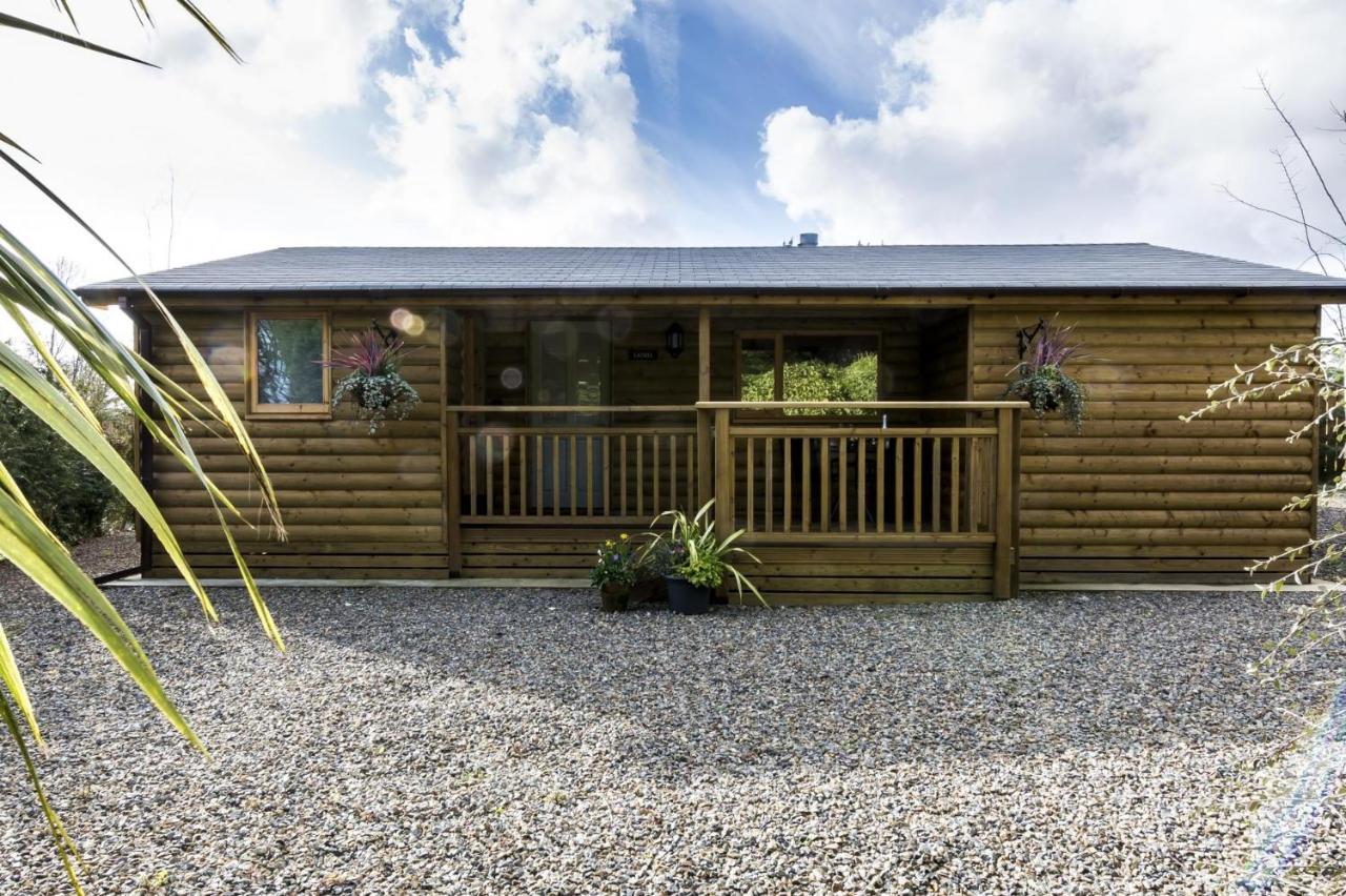 Fern Lodge - 2 Bedroom Log Cabin - Saint Florence - Tenby 외부 사진